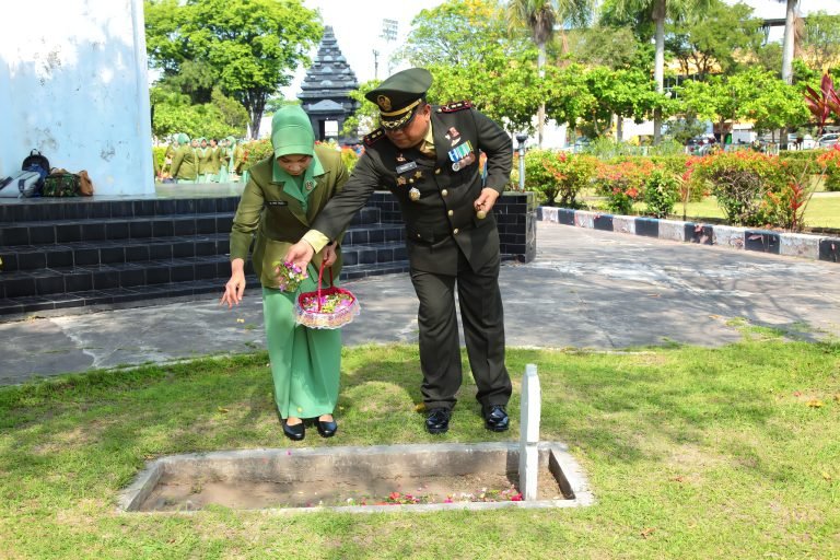 Jelang Peringatan HUT ke-79 TNI, Dandim Lumajang Pimpin Ziarah di TMP Kusuma Bangsa