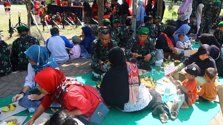 Ratusan Tumpeng Tersedia Perayaan HUT TNI ke-79 di Lumajang, Pasukan Upacara dan Masyarakat Bersatu dalam Kebersamaan