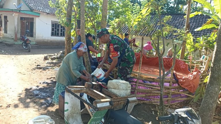 Wujud Kepedulian Warga Binaan, Babinsa Tunjung Laksanakan Pendampingan Pendistribusian Air Bersih