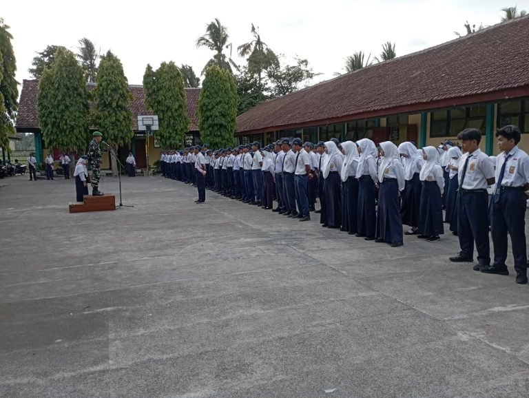 Penanaman Nilai Kedisiplinan, Danposramil 0821-05/Kedungjajang Berikan Arahan Kepada Siswa SMP
