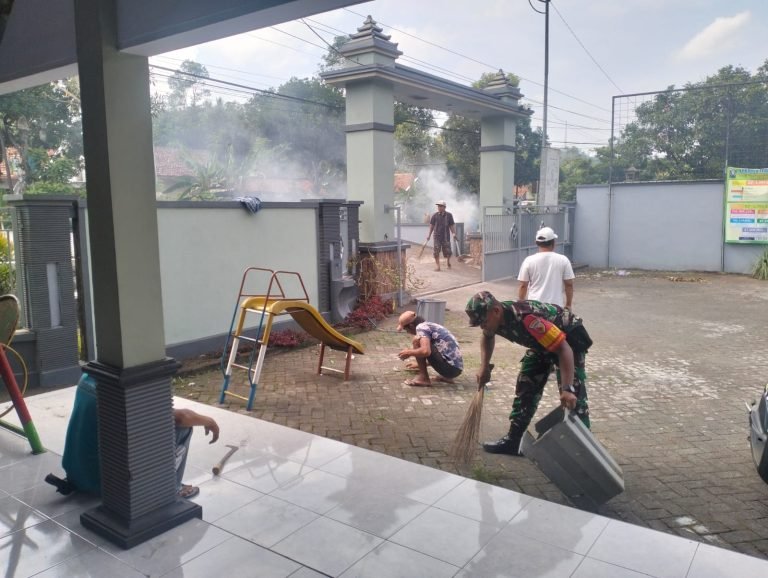 Babinsa Tegalbangsri Pererat Komsos Melalui Kerja Bakti Bersama Pemdes