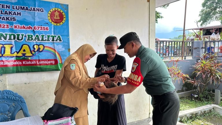 Dampingi Bidan Desa, Babinsa Ranupakis Monitoring Kesehatan Balita di Posyandu Nila