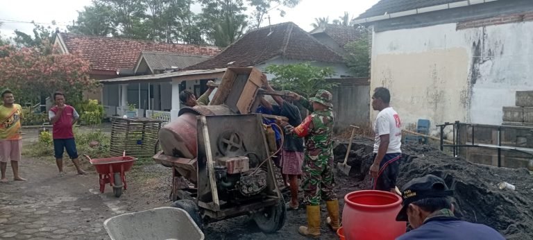 Kawal Program Pemdes, Babinsa Pasirian Terlibat Aktif Dalam Peningkatan Infrastruktur Desa