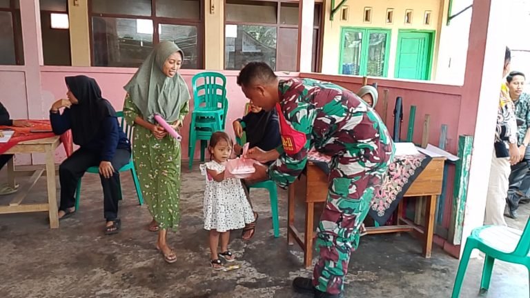 Upaya Babinsa Karanganyar Yosowilangun Dampingi Kegiatan Posyandu di Dusun Karanganom
