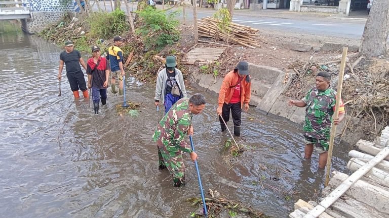 Bersama Elemen, Babinsa Tekung Turut Kerja Bakti Bersih Sungai Repeh