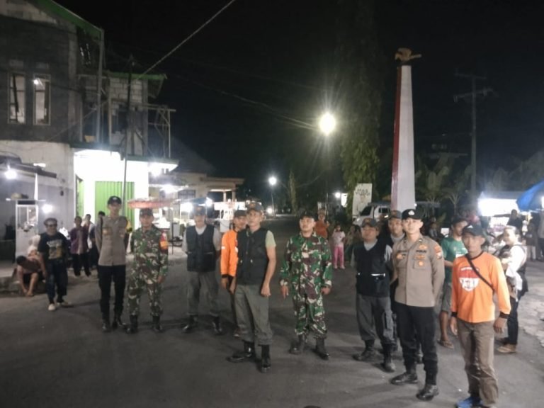 Babinsa dan Bhabinkamtibmas Tempursari Bersama Linmas dan Relawan Rescue Laksanakan Patroli Preventif Pasar Malam
