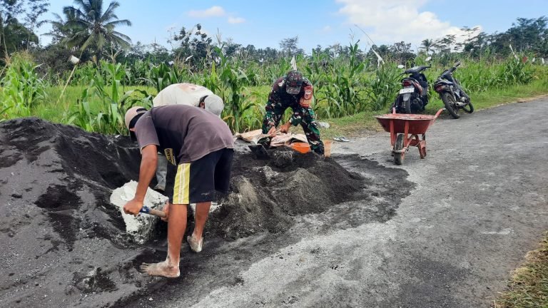 Babinsa Pasrujambe Dampingi Pembangunan Irigasi Tersier untuk Dukung Ketahanan Pangan