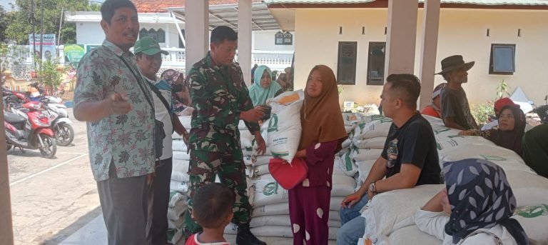 Pastikan Lancar, Babinsa Barat Kawal Pendistribusian Beras Bantuan Pemerintah ke 575 Warga Penerima