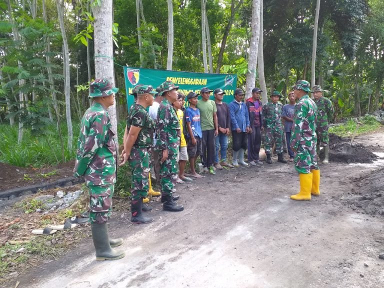 Kodim 0821 Lumajang Gelar Karya Bakti Perbaikan Saluran Drainase di Desa Bondoyudo, Antisipasi Banjir Musim Hujan