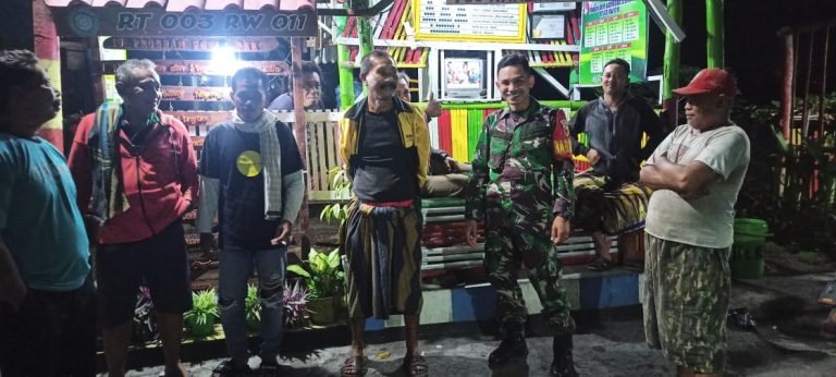 Patroli Wilayah, Babinsa Jogotrunan Tingkatkan Kesadaran Warga dalam Siskamling