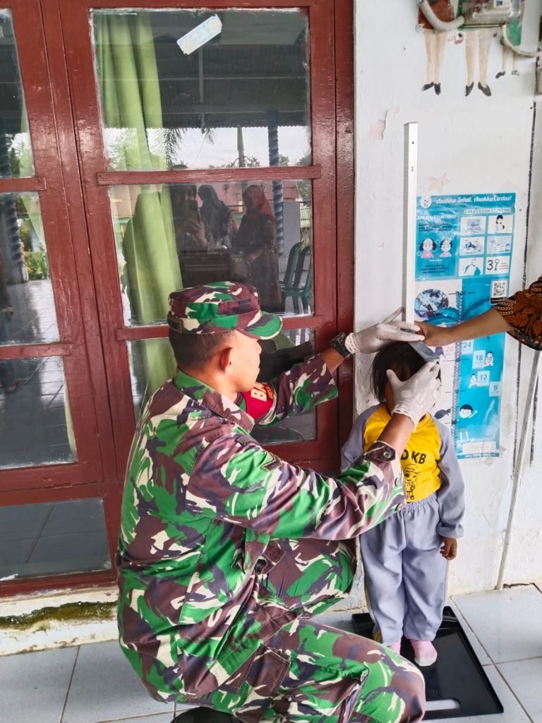 Sinergi Babinsa dan Tenaga Kesehatan dalam Pemberian Imunisasi Polio di Gucialit