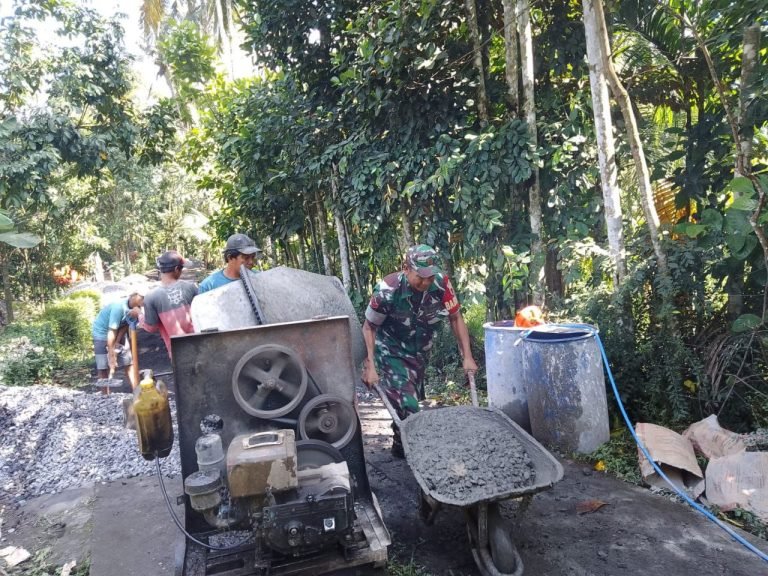 Peran Babinsa Sumberpetung dalam Mendorong Semangat Gotong Royong Pengecoran Jalan Dusun Berca