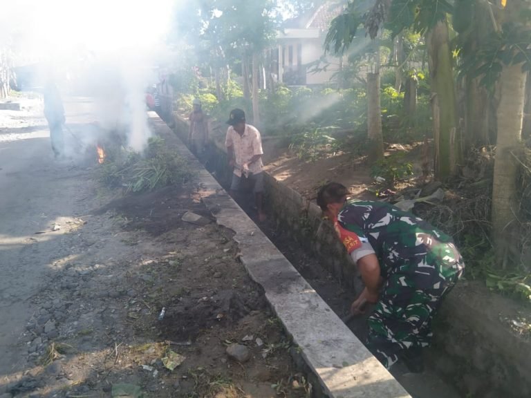 Kerja Bakti,Babinsa Jarit Bersama Warga Gotong Royong, Bersihkan Jalan Desa