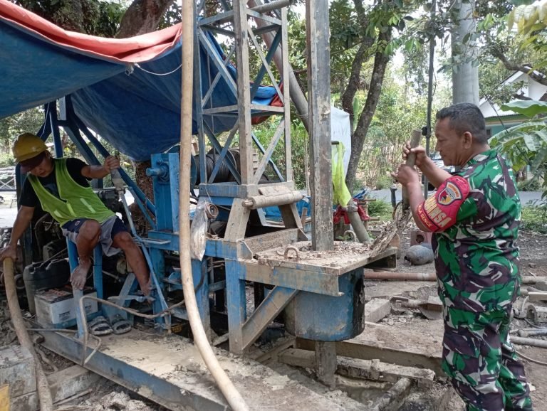 Air Bersih untuk Semua: Babinsa Bence Kawal Pengeboran Sumur Artesis di Dusun Darungan
