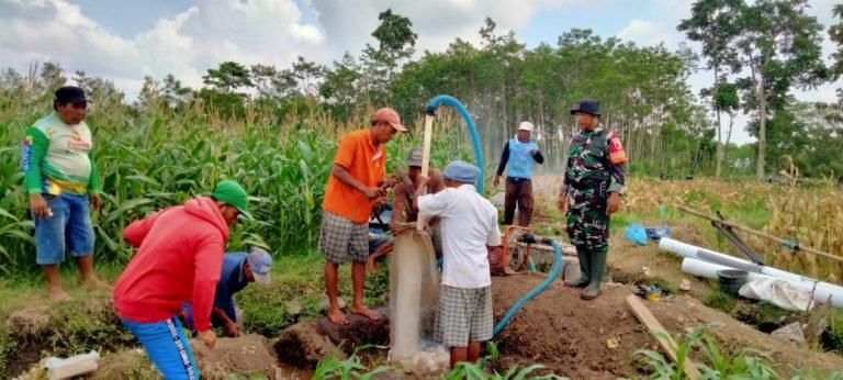 Mengatasi Kekeringan, Babinsa Tekung Dampingi Pembuatan Sumur Bor di Poktan Krajan Tani