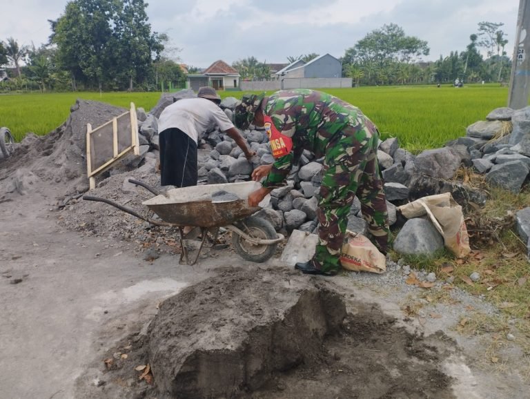 Babinsa Tegalrejo Pantau Pembangunan Saluran Irigasi untuk Optimalkan Pertanian Warga