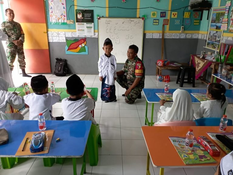 Cinta Tanah Airdan Semangat Belajar: Pesan Babinsa Krasak untuk Siswa TK Muslimat Ar Rohman