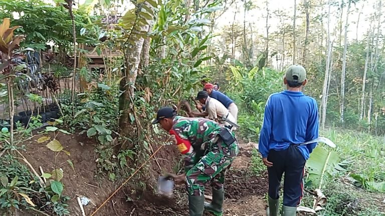 Gotong Royong di Dusun Sumberejo: Babinsa dan Warga Perlebar Jalan untuk Akses Lebih Baik