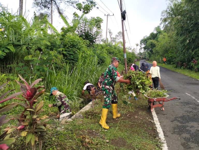 Peduli Lingkungan, Babinsa Sombo dan Warga Gotong Royong Bersihkan Selokan Dusun Argomulyo