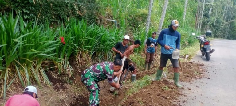 Antisipasi Musim Hujan, Babinsa Jenggrong Bersama Warga Kerja Bakti Pengerukan Selokan