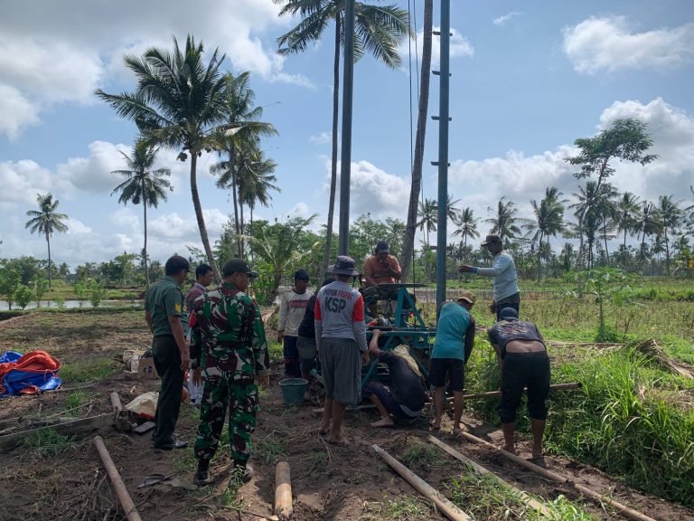 OptimalkanIrigasi Pertanian, Babinsa Nguter Dampingi Pemasangan Sumur Bor di Poktan SariMakmur