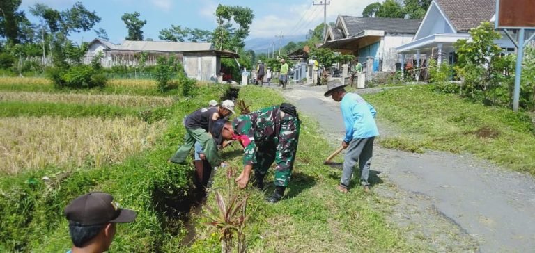 Babinsa Bersama Warga Kerja Bakti Pembersihan Selokan di Dusun Umbulrejo