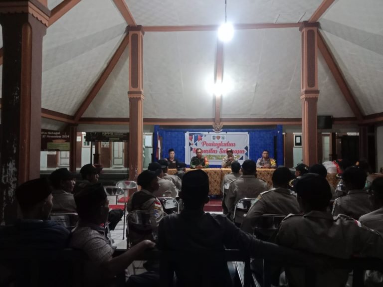 Babinsa Kaliwungu Lakukan Pembinaan Satlinmas untuk Tingkatkan Kapasitas Keamanan Desa