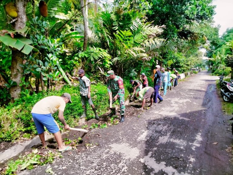 Wujud Kepedulian terhadap Lingkungan, Babinsa Kebonsari Bersama Warga Kerja Bakti Pembersihan Jalan Dusun