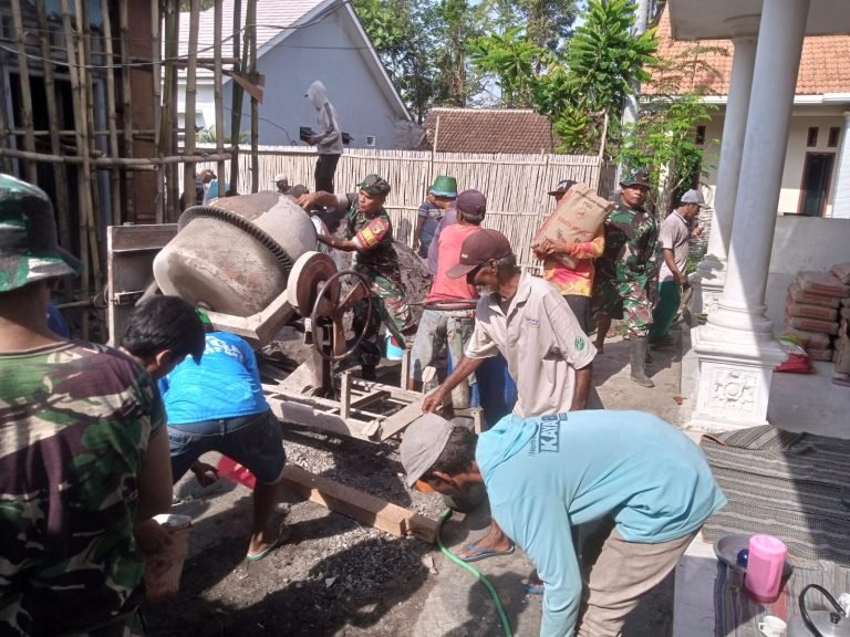 SemangatKebersamaan: Babinsa Kedungrejo Ambil Bagian dalam Karya Bakti PembangunanMusala