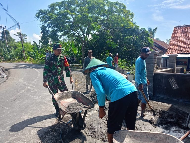 Gotong Royong Babinsa Kaliuling dan Warga: Pengecoran Jalan untuk Akses Lebih Baik