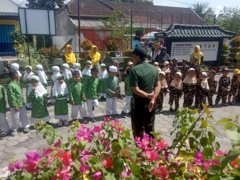Terima Kunjungan Edukatif dari RA Muslimat NU 09 Dawuhan Lor, Koramil 0821-02/Sukodono Kenalkan Tugas Satuan Teritorial