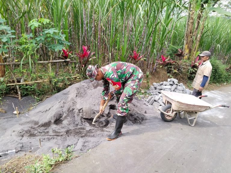 Babinsa Gucialit Kawal Pemasangan Paving untuk Peningkatan Infrastruktur Desa