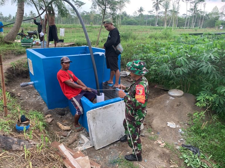 Dukung Ketahanan Air, Babinsa Pasirian Dampingi Instalasi Solar Panel untuk Sumur Bor Tenaga Surya