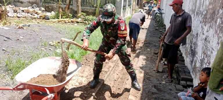 Tingkatkan Kesiapan Menghadapi Musim Penghujan, Babinsa Yosowilangun Kidul Bersama Warga Laksanakan Karya Bakti Pengerukan Drainase
