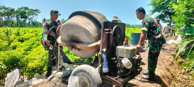 Gotong Royong Warga dan Babinsa Sukorejo: Pembangunan Jalan Rabat Beton Perkuat Infrastruktur Desa