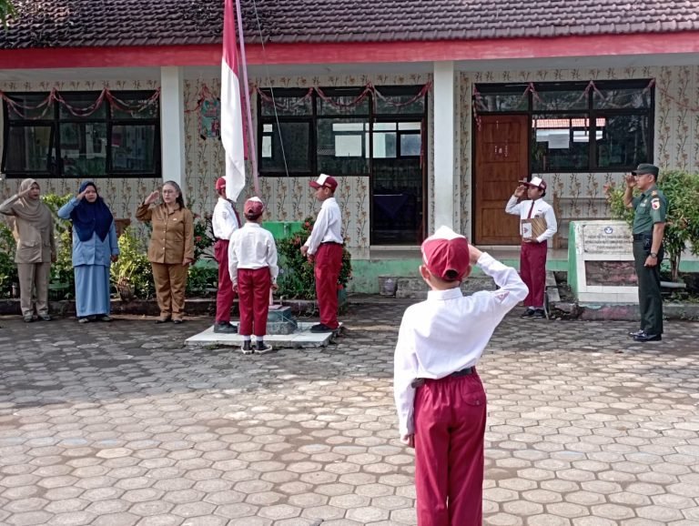 Danposramil Kedungjajang Berikan Wawasan Kebangsaan Saat Menjadi Irup Upacara Bendera di SDN Krasak 02