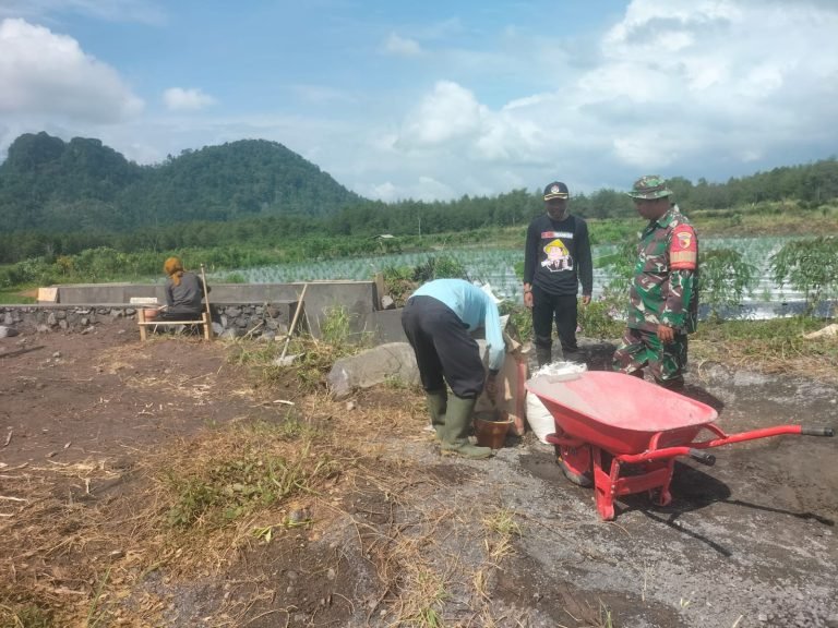 Optimalisasi Aliran Air ke Lahan Pertanian: Babinsa Sumberurip dan Poktan Sumber Tani Bangun Saluran Irigasi
