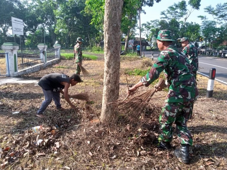 Kerja BaktiPembersihan Monumen Mayjen Soekertiyo di Peringatan Hari Pahlawan: WujudKepedulian Terhadap Jasa Para Pahlawan