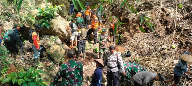 Babinsa dan Warga Bersinergi Laksanakan Pembersihkan Sumber Mata Air untuk Akses Air Bersih