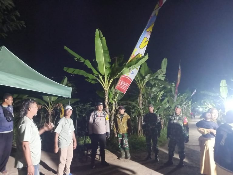 Kuatkan Sinergi, Babinsa dan Bhabinkamtibmas Senduro Gelar Patroli Gabungan