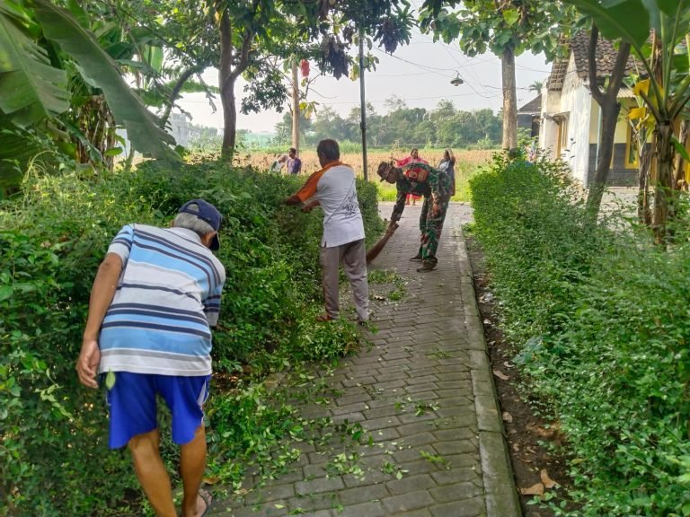 Semangat Kebersamaan: Babinsa Gucialit dan Warga Bersihkan Jalan Dusun