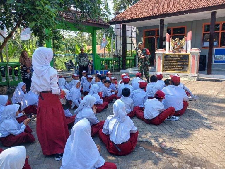 PembinaanWawasan Kebangsaan oleh Babinsa: Membangun Karakter Siswa SDN Tegalciut 02