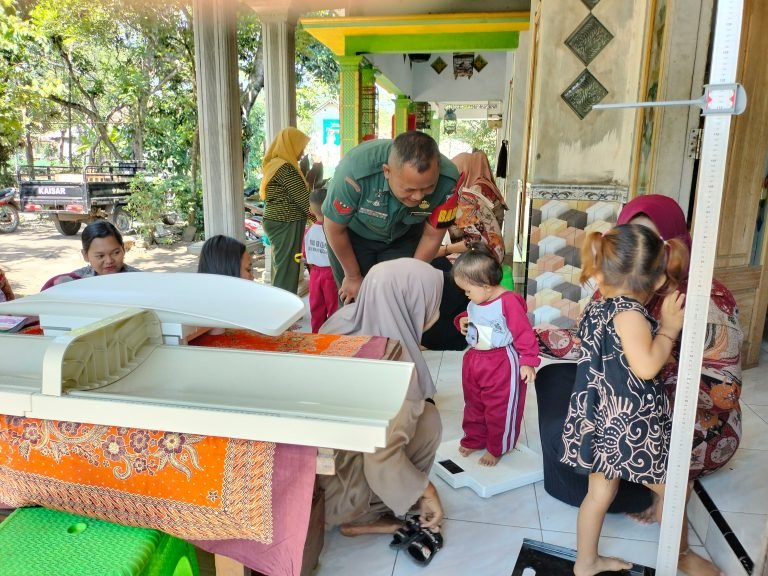 Peran Babinsa Penawungan dalam Mendukung Kesehatan Balita: Monitoring Posyandu Kenongo