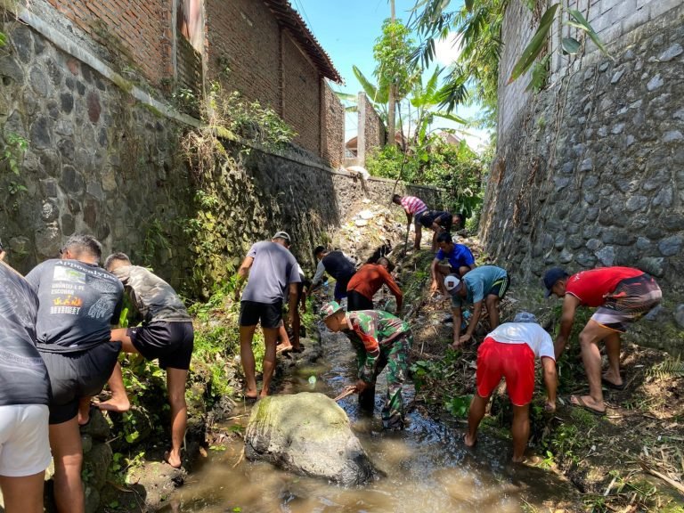 Aksi PeduliLingkungan: Babinsa Sumberrejo dan Warga Gotong Royong di Sungai Wunggu