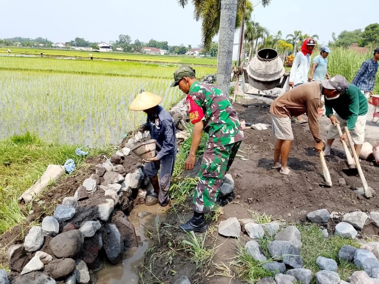 Karya BaktiBersama, Babinsa Kraton dan Warga Bangun Talut Penahan Tanah di Dusun Sidodadi