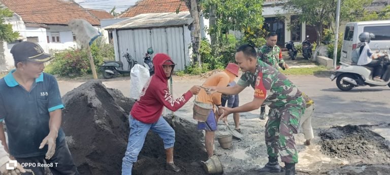 Dukung Produktivitas Petani, Babinsa Kunir Lor dan Warga Pengecoran Jembatan di Sumberiling