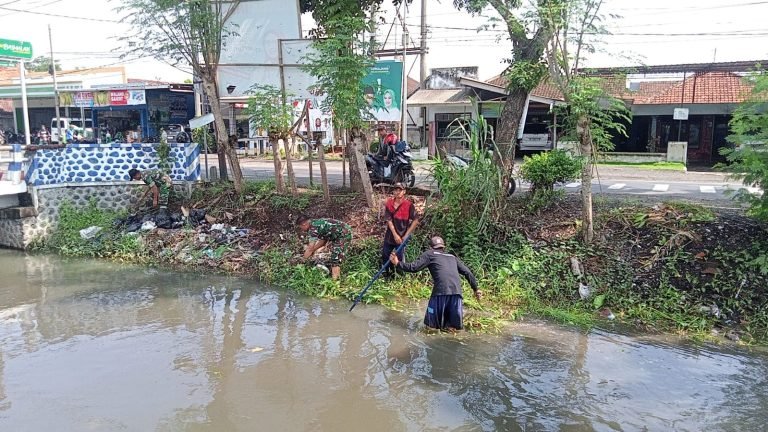 Jaga Kebersihan Sungai, Babinsa Bersama Warga Giatkan Kerja Bakti Rutin di Sungai Repeh