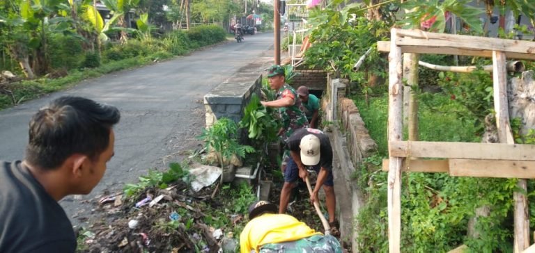 Bangun Kebersamaan, Babinsa Karanganom Kerja Bakti Pembersihan Selokan di Dusun Tambakrejo Wetan