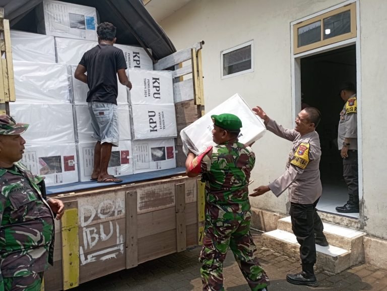 Pengawalan Ketat Logistik Pilkada di Wilayah, Forkopimcam Kedungjajang Pastikan Distribusi Aman