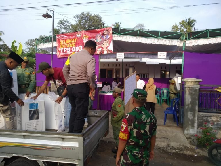 Babinsa dan Bhabinkamtibmas Sarikemuning Kawal Distribusi Kotak Suara ke TPS